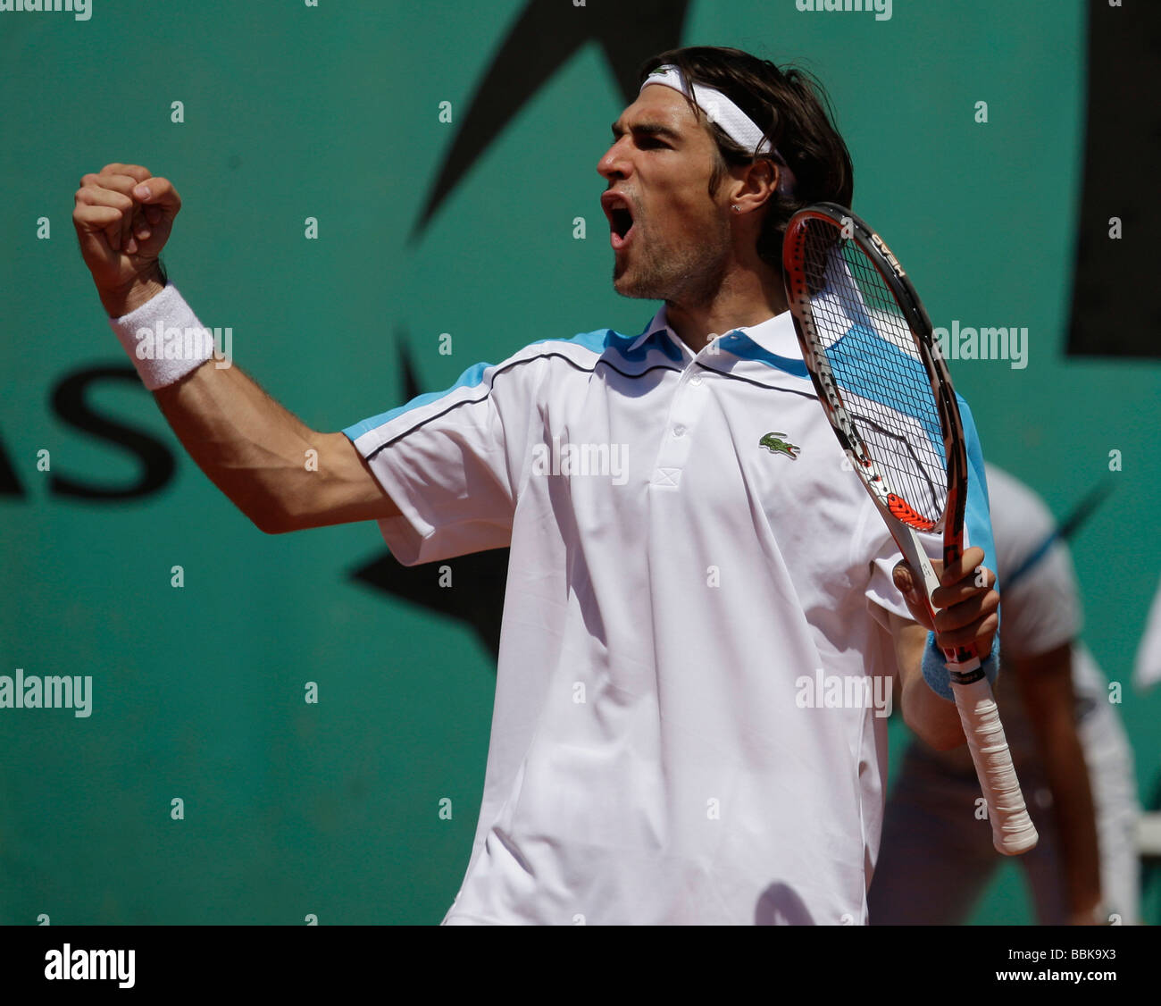 Tennis-Spieler Jeremy Chardy (FRA) feiert seinen Sieg an der Französisch Open 2009 Stockfoto