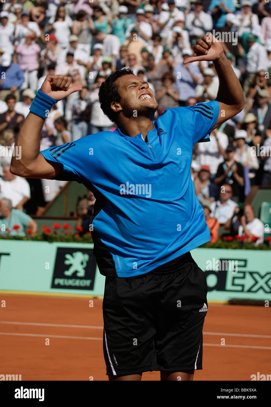 Tennis-Spieler Jo-Wilfried Tsonga (FRA) feiert seinen Sieg an der Französisch Open 2009 Stockfoto