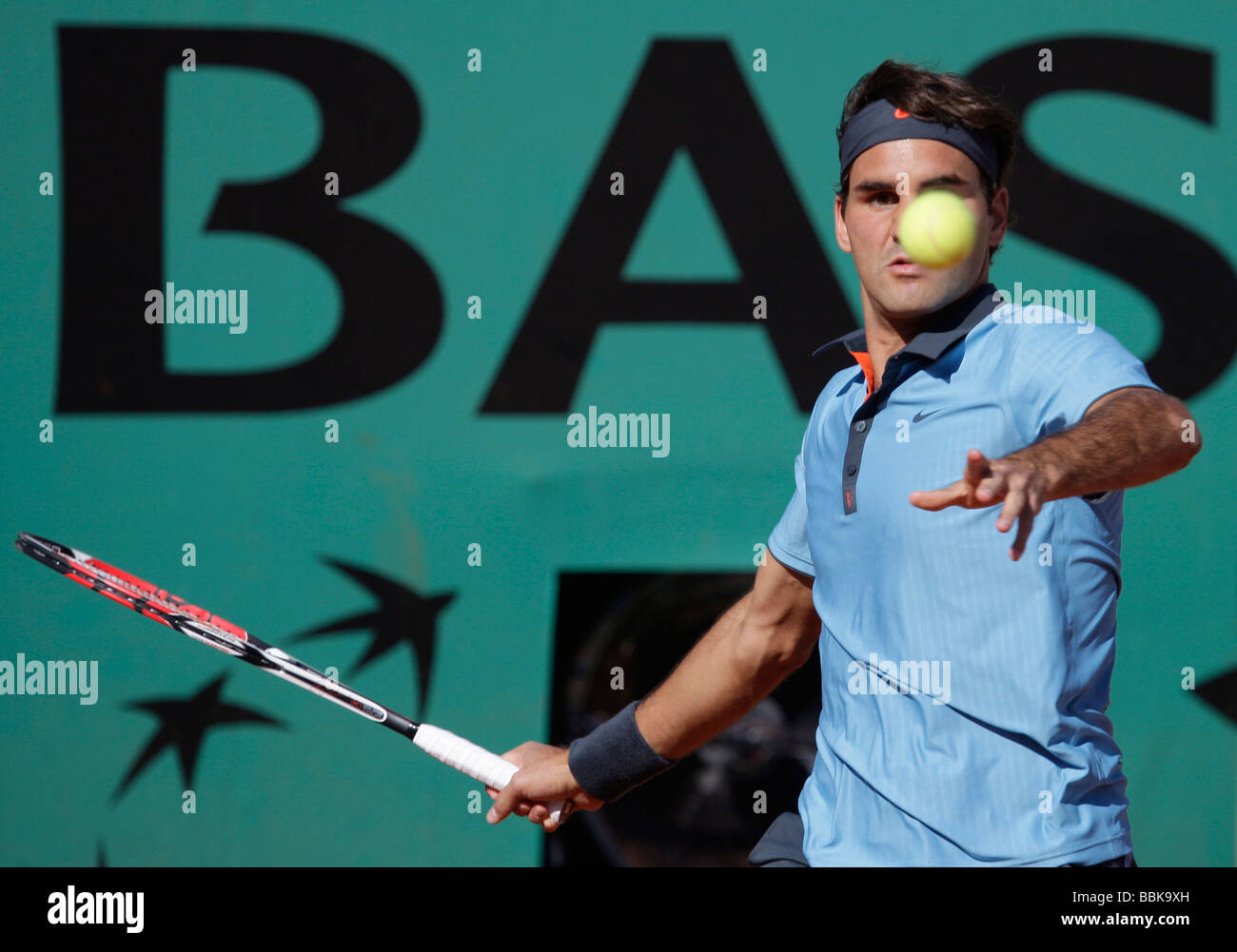 Tennisspieler Roger Federer(SUI) spielt eine Vorhand Rückkehr in Roland Garros Stockfoto