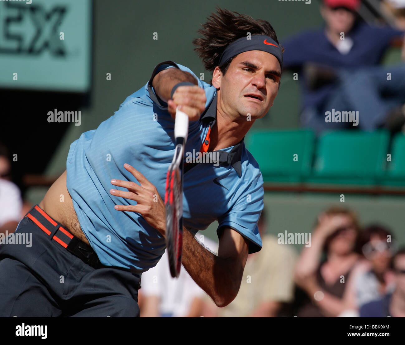 Tennisspieler Roger Federer spielt einen Service in Roland Garros Stockfoto
