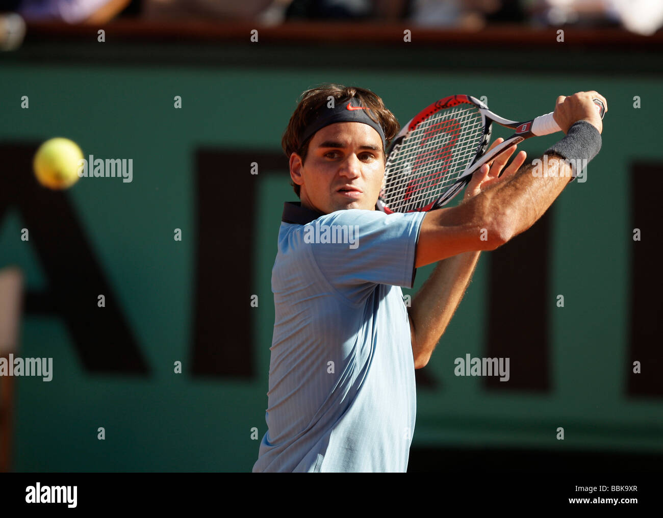 Tennisspieler Roger Federer(SUI) spielt einen Rückhand Return in Roland Garros Stockfoto