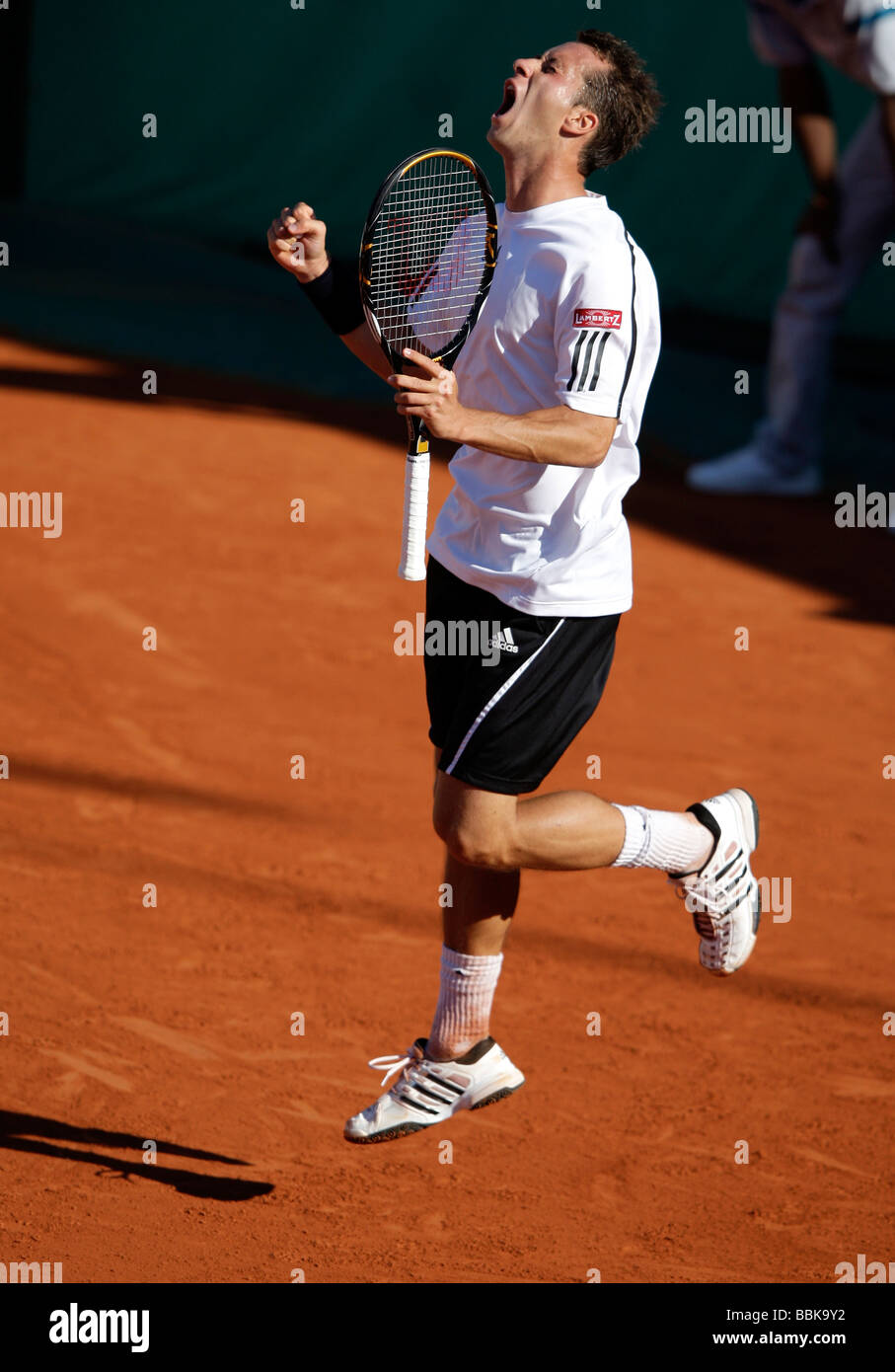 Tennis-Spieler Philipp Kohlschreiber (GER) feiert seinen Sieg an der Französisch Open 2009 Stockfoto