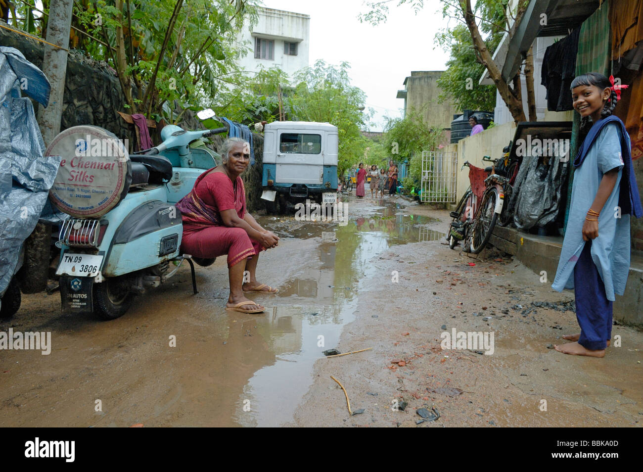 Typische Straße Szene während der Regenzeit in einem der Chennai viele s Slum-Gebieten; Indien, Tamil Nadu, Chennai (Madras). Stockfoto