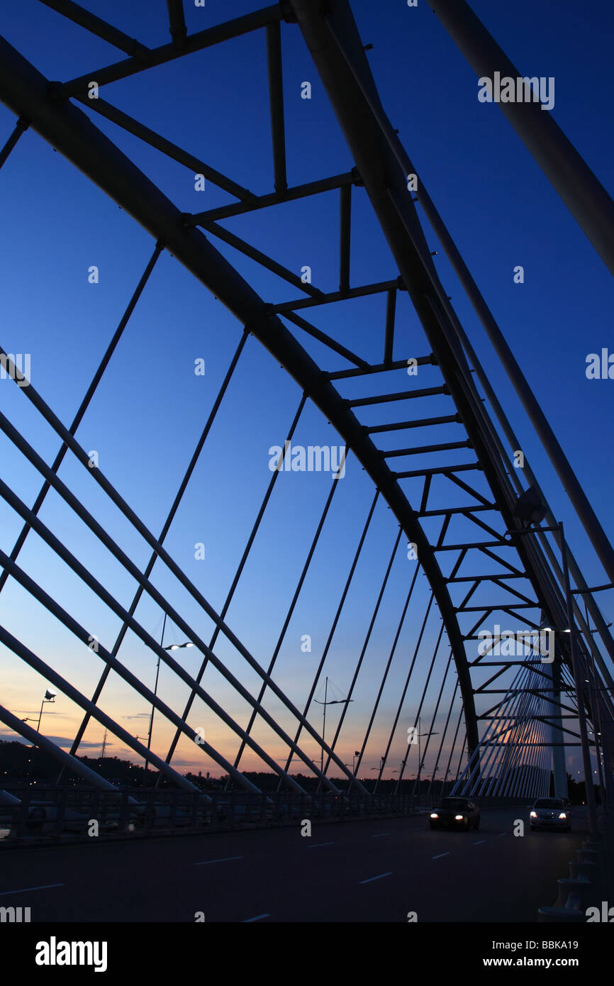 Die Gemilang Brücke befindet sich in Putrajaya, umgeben von dem Mann gemacht See Stockfoto
