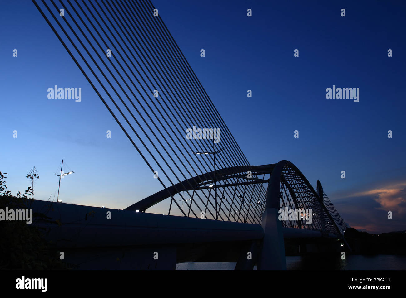 Die Gemilang Brücke befindet sich in Putrajaya, umgeben von dem Mann gemacht See. Stockfoto