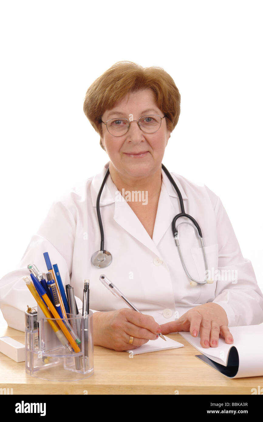 Leitender Arzt der Familie mit Stethoskop sitzt hinter einem Schreibtisch schreiben Rezept - auf weißem Hintergrund Stockfoto