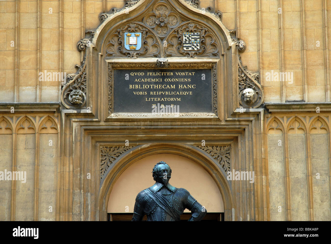 Statue von Charles I, der Bodleian Library, Statue und lateinische Inschrift, Oxford, Oxofordshire, England Stockfoto