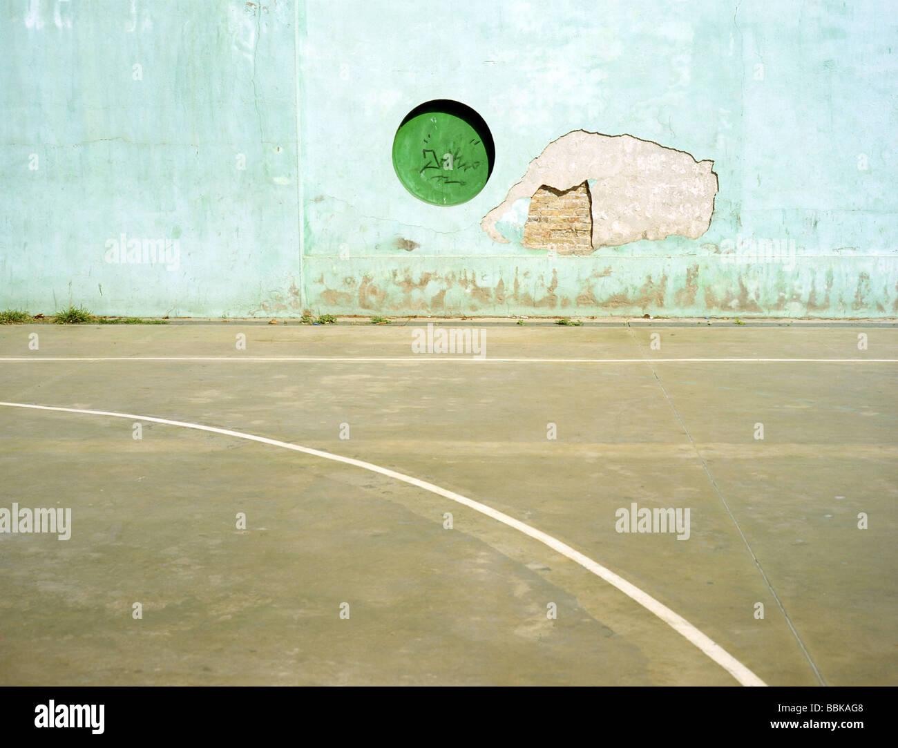 leere Basketballplatz mit alten beschädigten Mauer im Zentrum von Barcelona direkt neben dem Stadtpark.  Dies wurde inzwischen abgerissen. Stockfoto