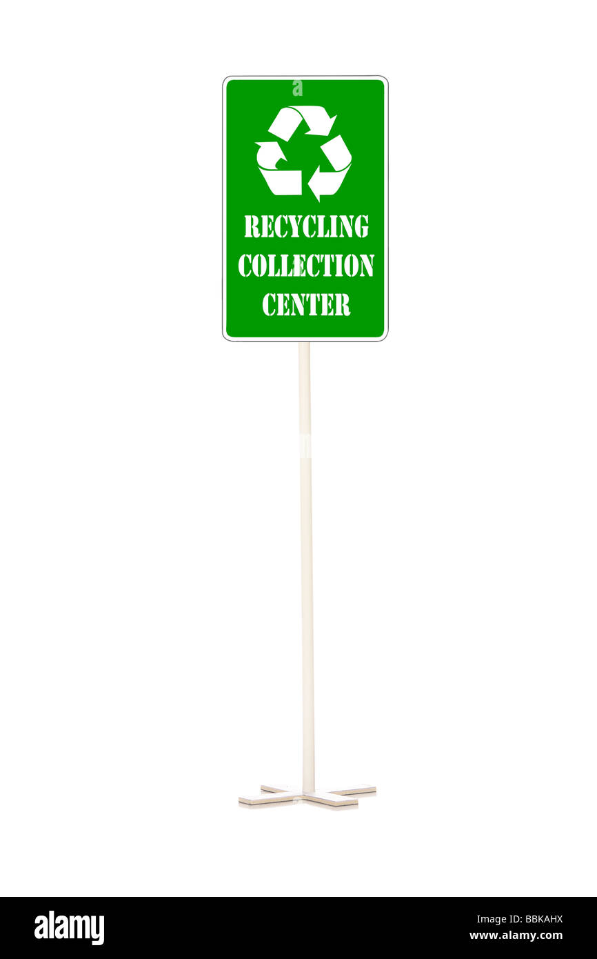 Green recycling Sammlung Zentrum Roadsign gegenüber weißen Hintergrund Stockfoto