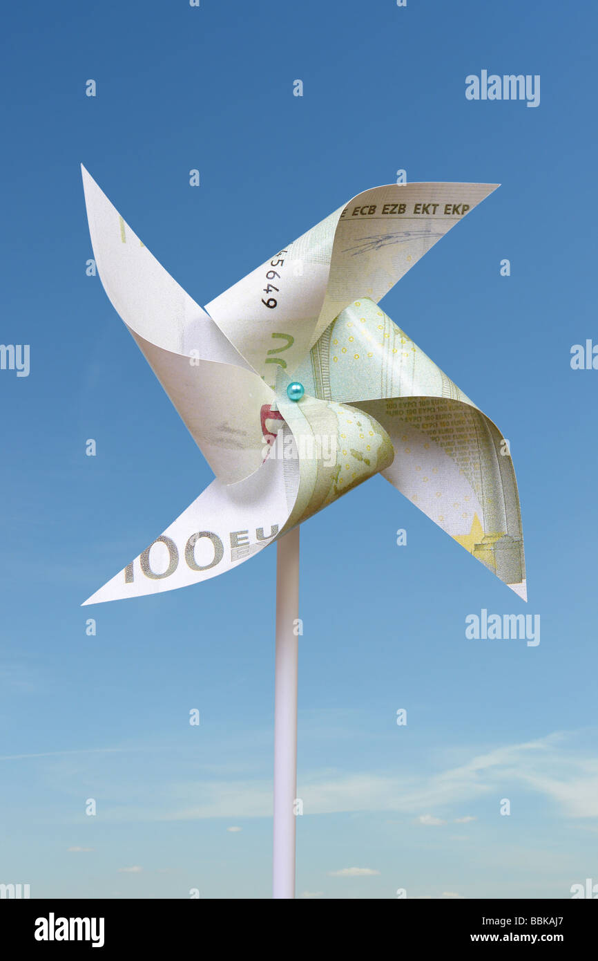 Spielzeug-Windmühle Schnitt von 100 Euro-Banknote über blauen Himmel Stockfoto