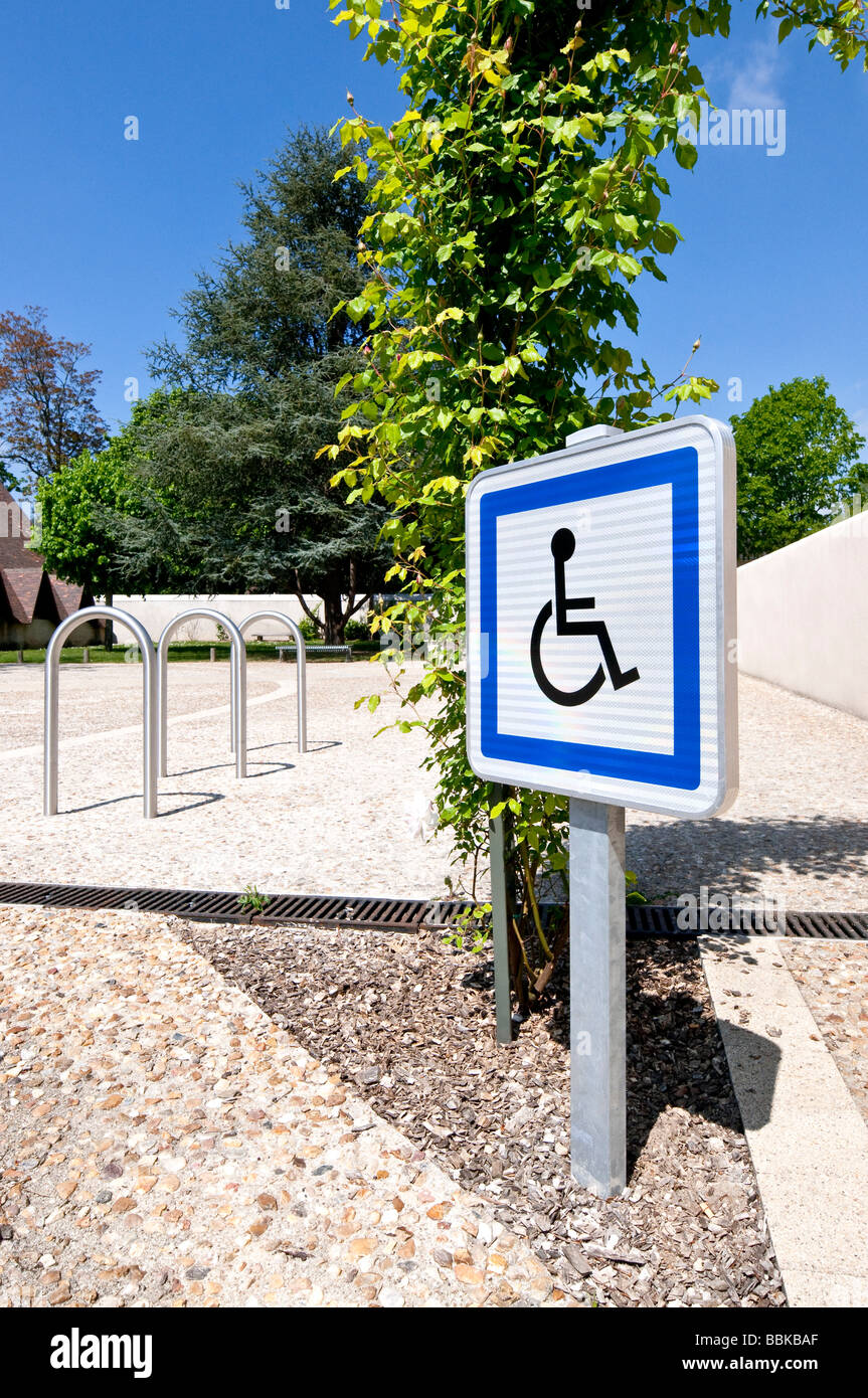 Reflektierende Metall Informationen Parkplatz Zeichen für Rollstuhlfahrer, Frankreich. Stockfoto