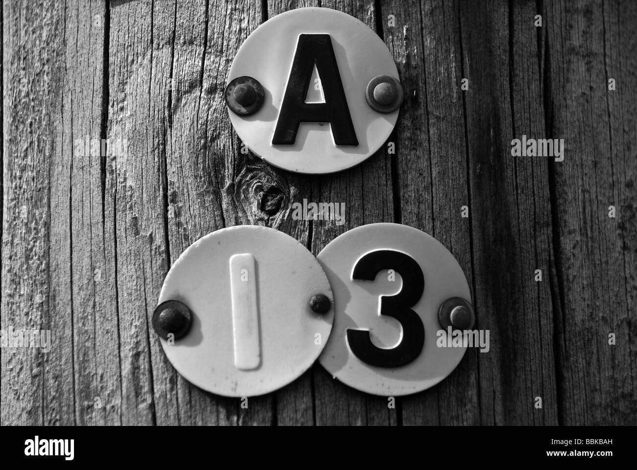 A13 Zeichen auf hölzernen Pfosten Stockfoto