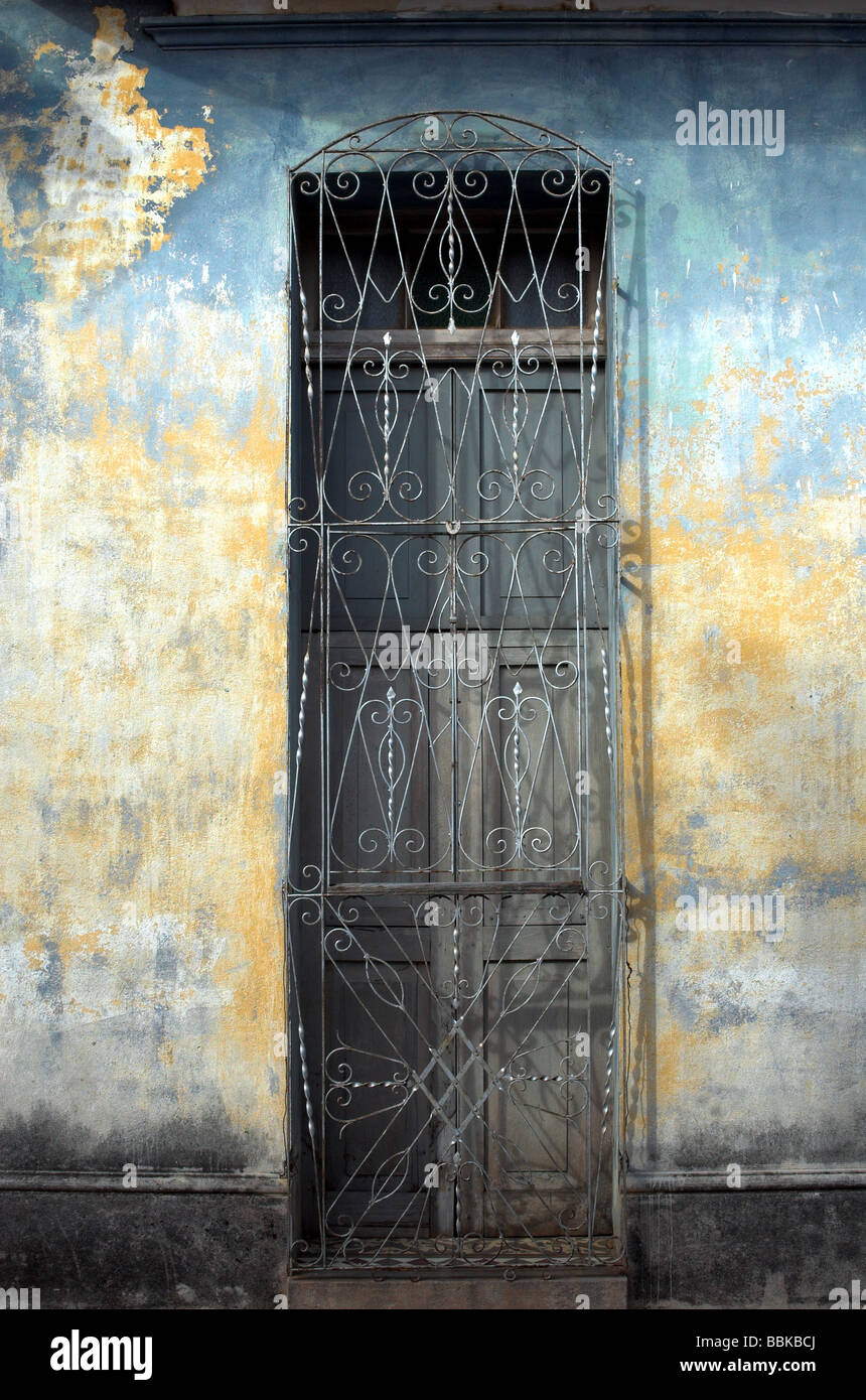 Tür mit schmückenden Details des bearbeiteten Eisens und Fassade des kolonialen Hause in Trinidad Kuba Stockfoto