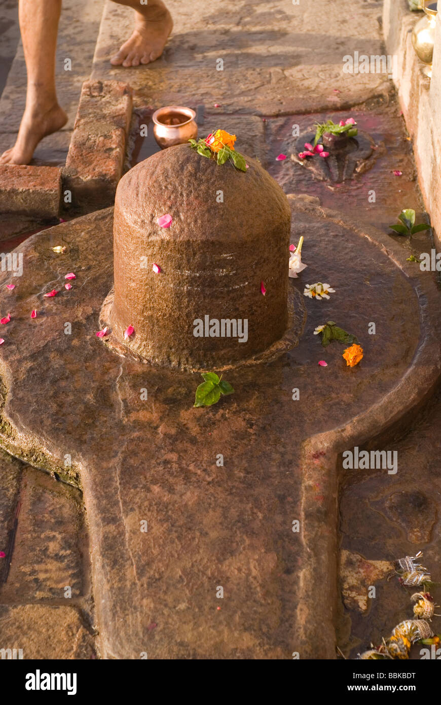Shiva Linga - Objekt der Anbetung für die Hindus. Holi-fest, Varanasi, Indien. Stockfoto
