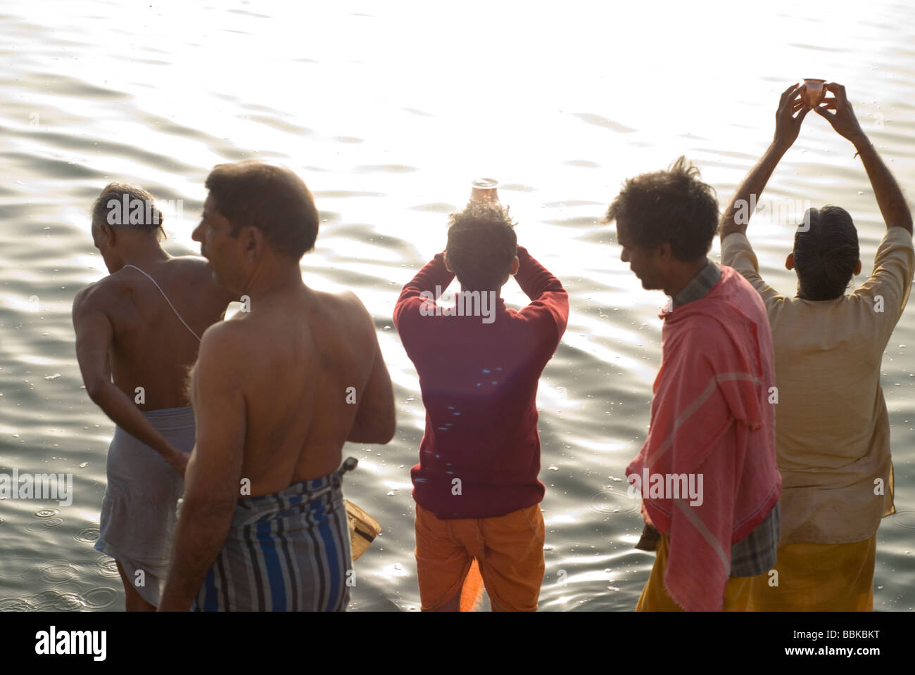 Heilige Männer (Brahmanen) Gebet und Darbringung für Fluss Ganges für die Hindus heilig. Baden Ghats, Varanasi, Indien. Stockfoto