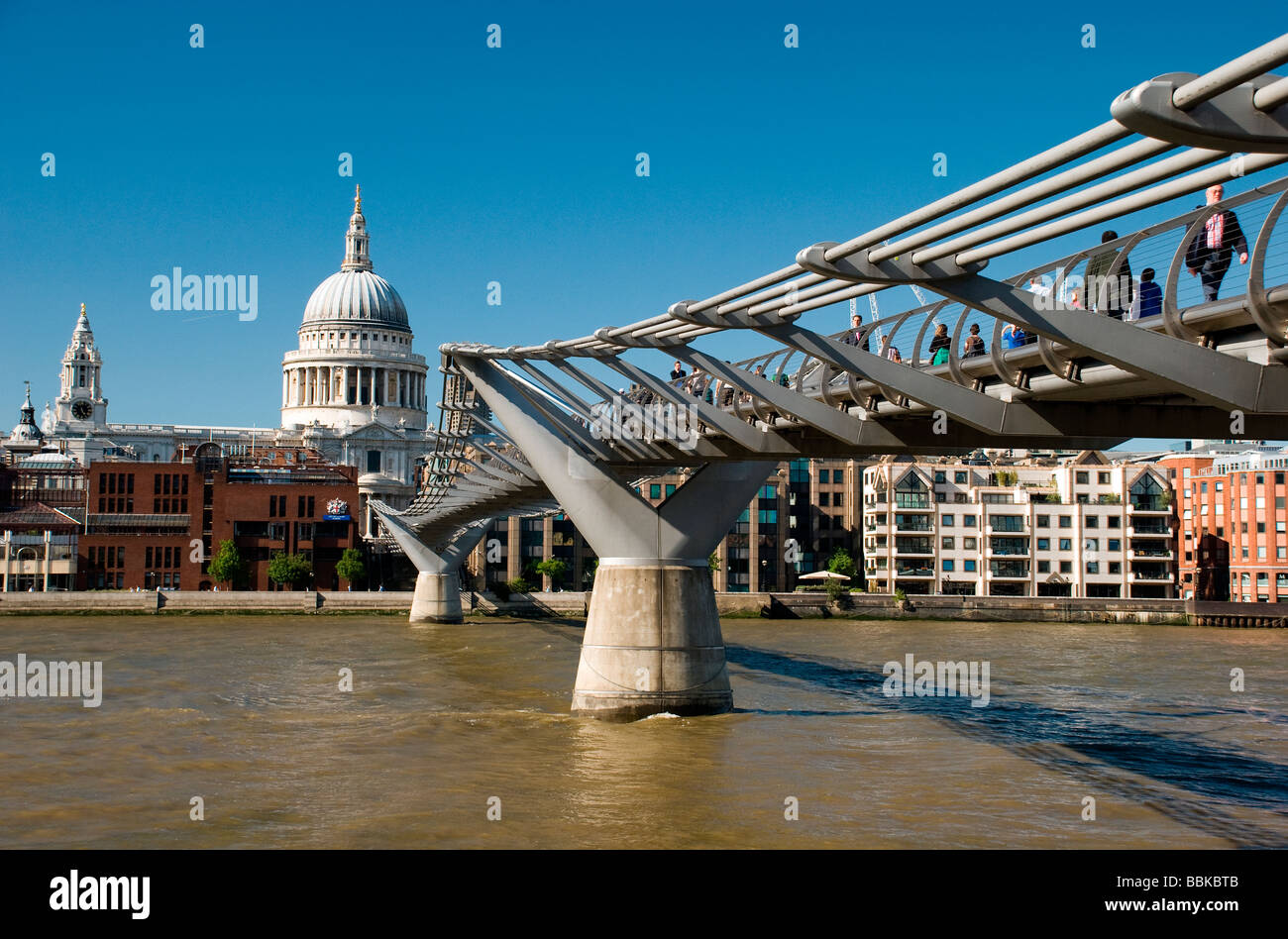 Millennium-Brücke von Königinnen Spaziergang mit Blick auf St. Pauls Stockfoto