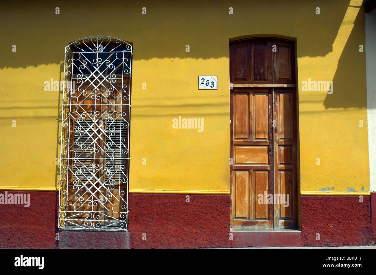 Bunte Kanarienvogel gelben Fassaden mit schmiedeeisernen Fenster in Trinidad Kuba Stockfoto