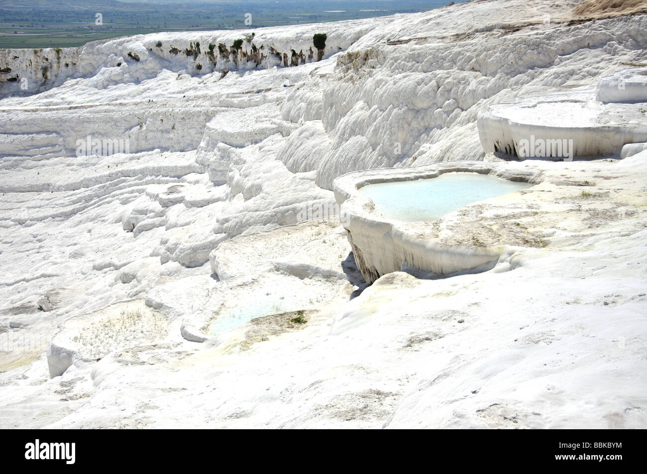 Weiße Travertinterrassen, Pamukkale, Provinz Denizli, Republik Türkiye Stockfoto