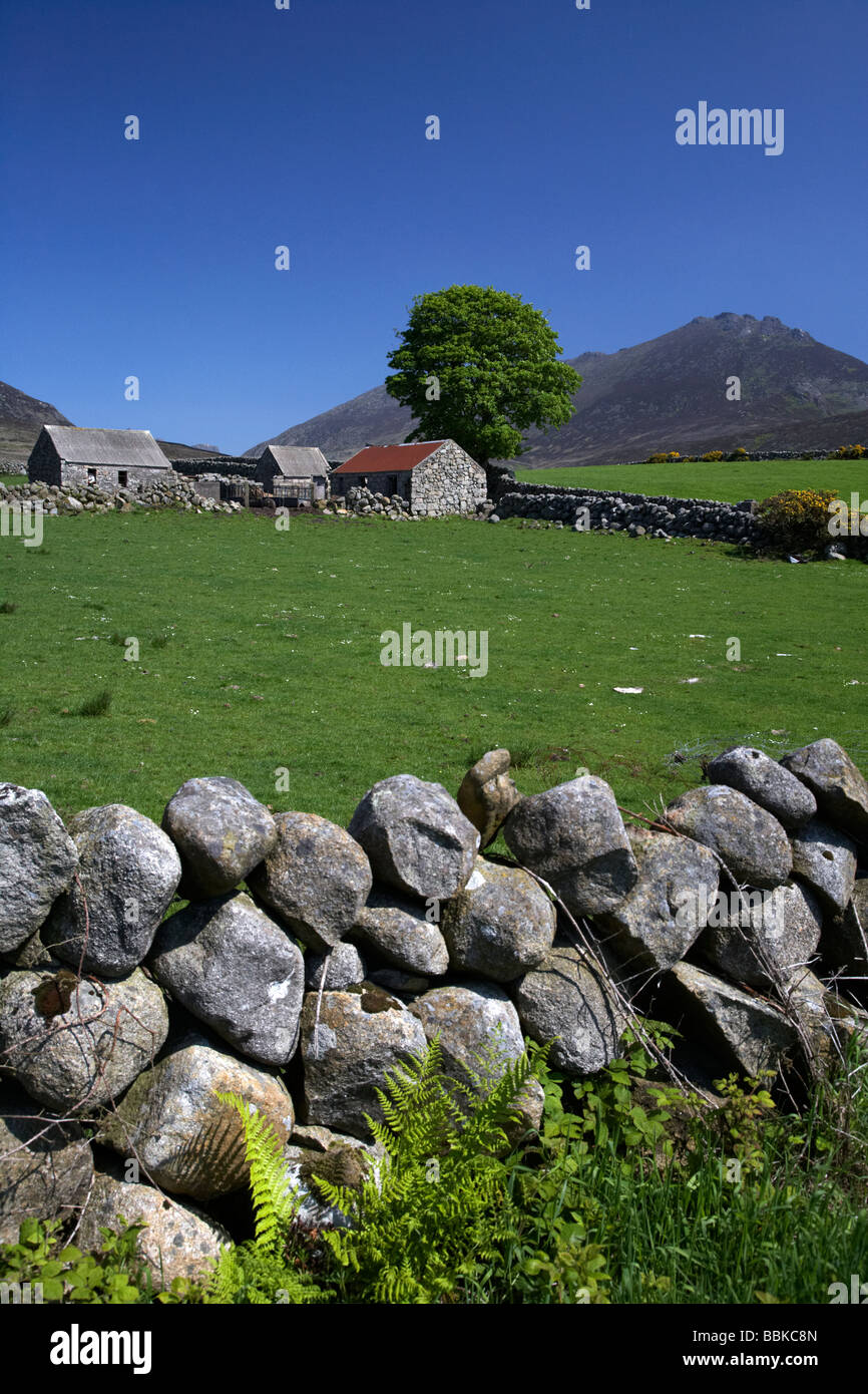 landwirtschaftlichen Nebengebäuden und Trockensteinmauer unter Slieve Binnian in der Mourne Mountains Grafschaft unten Nordirland Vereinigtes Königreich Stockfoto