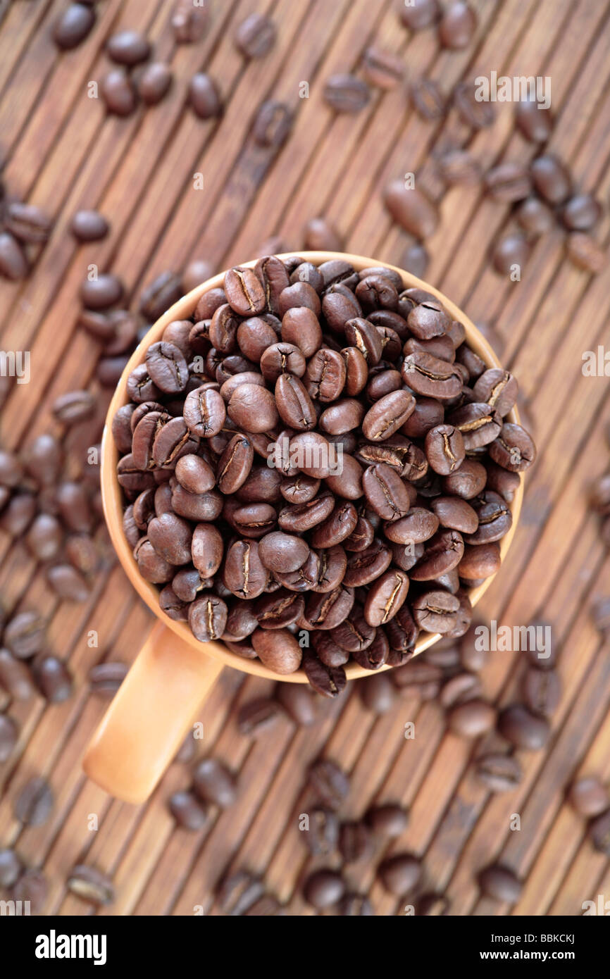 Kaffeebohnen und Becher Stockfoto