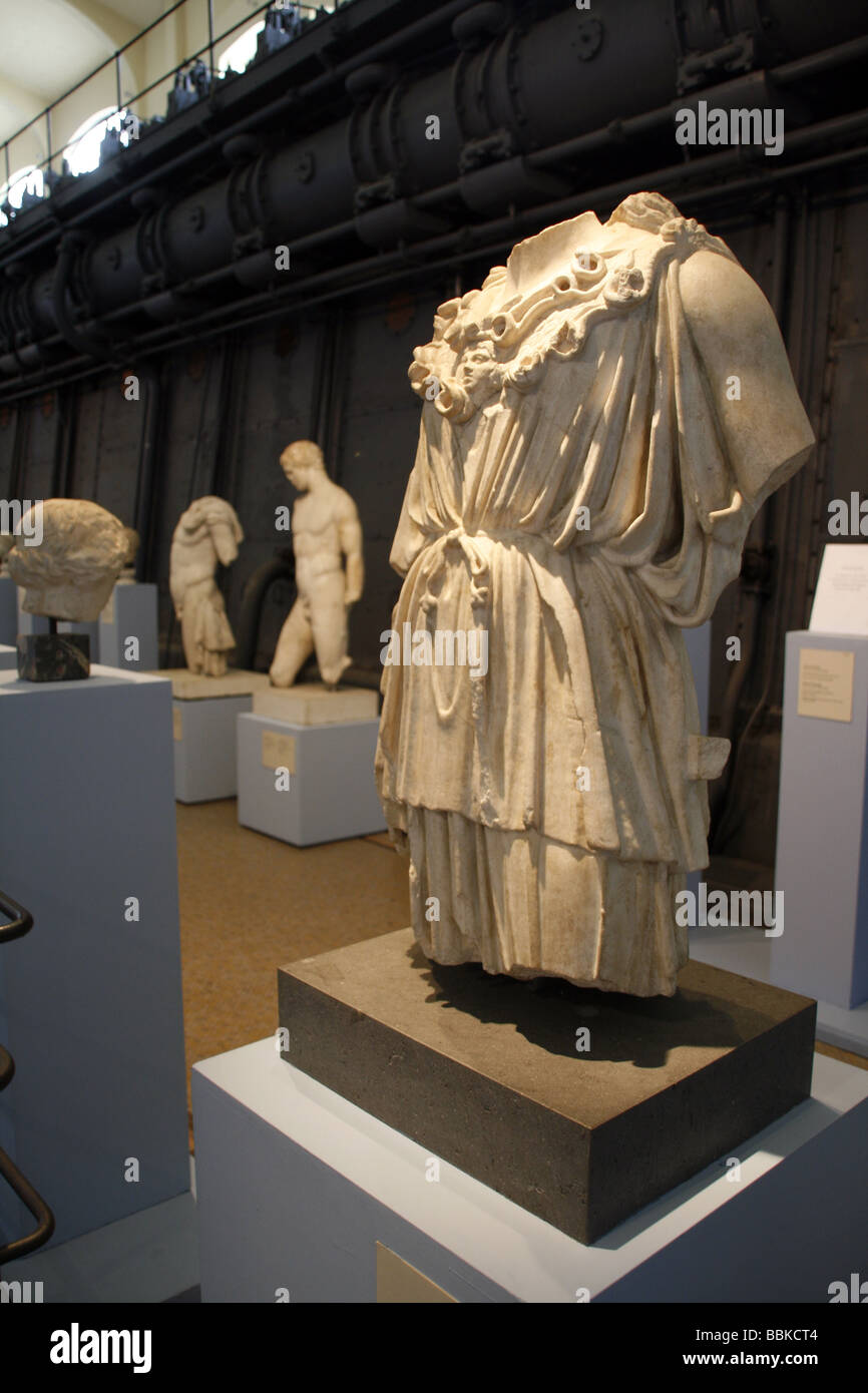 Statuen im Centrale Montemartini Kraftwerk Museum in Rom Stockfoto