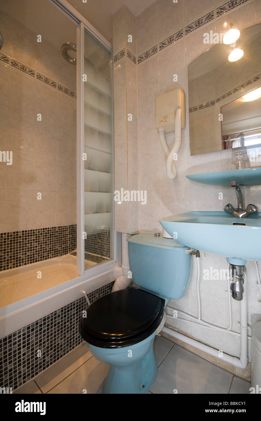 typisches Bad in zwei-Sterne-Hotel in Paris Frankreich Europa Stockfoto