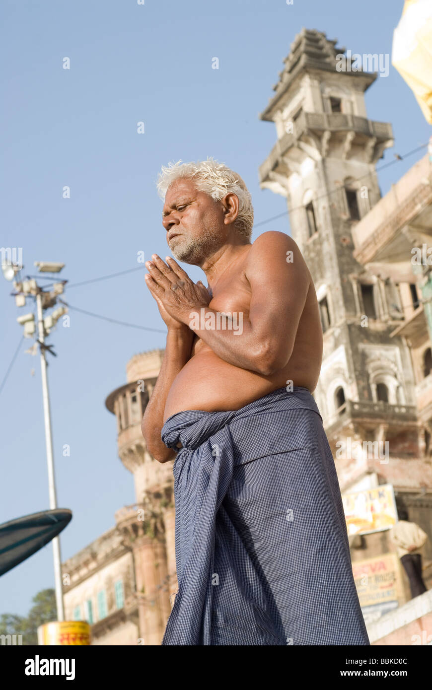 Heiliger Mann (Brahmanen) Gebet und Darbringung für Fluss Ganges für die Hindus heilig. Baden Ghats, Varanasi, Indien. Stockfoto