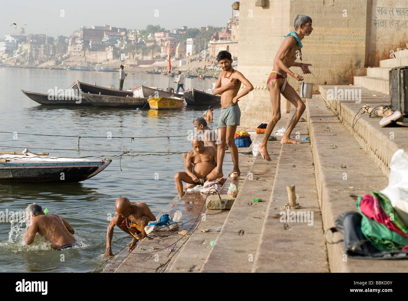 Heilige Männer (Brahmanen) Gebet und Darbringung für Fluss Ganges für die Hindus heilig. Baden Ghats, Varanasi, Indien. Stockfoto