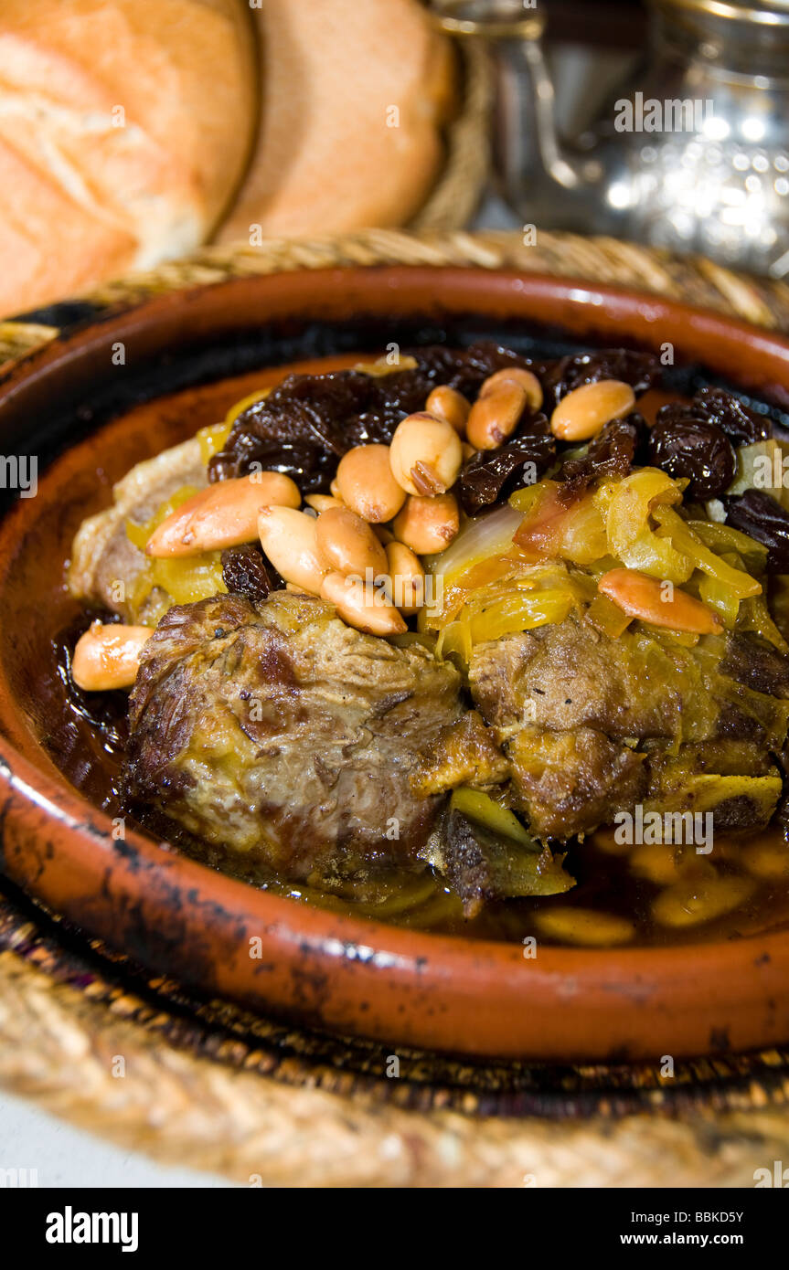 authentische marokkanische Lamm-Tajine mit Rosinen Mandeln Zwiebeln ...