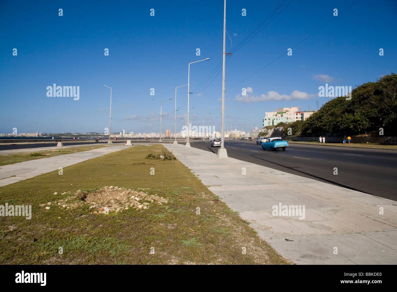 Alt 50 s/60 s Autos fahren auf Melecon Havanna Kuba Stockfoto