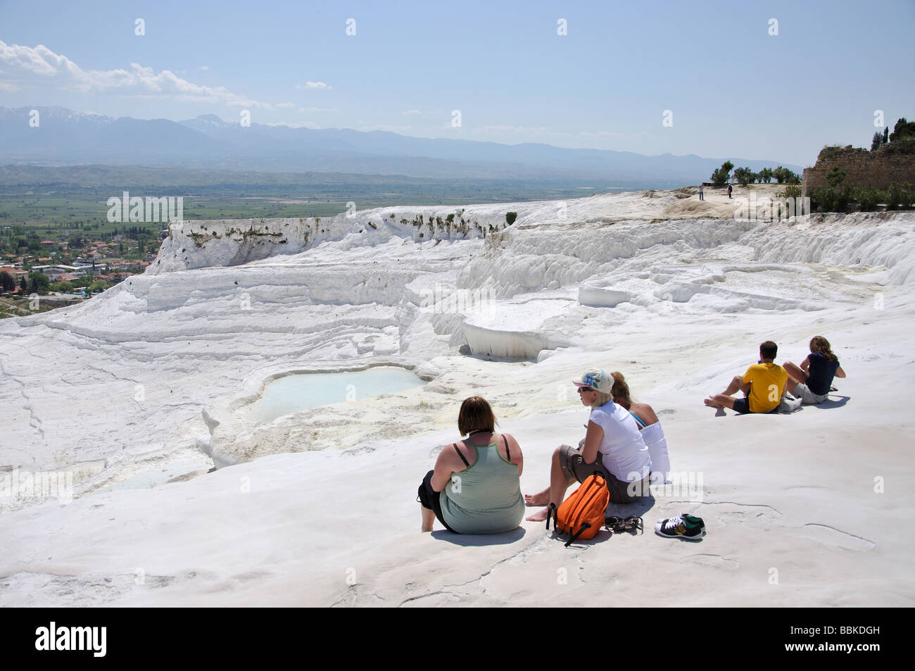 Weiße Travertinterrassen, Pamukkale, Provinz Denizli, Republik Türkiye Stockfoto