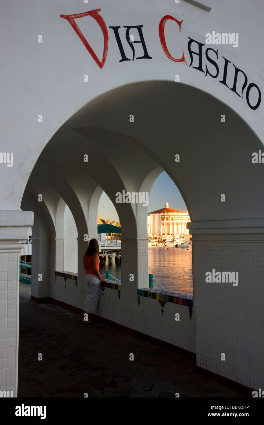 Gang mit der historischen Casino Gebäude Avalon Catalina Insel Kalifornien Stockfoto