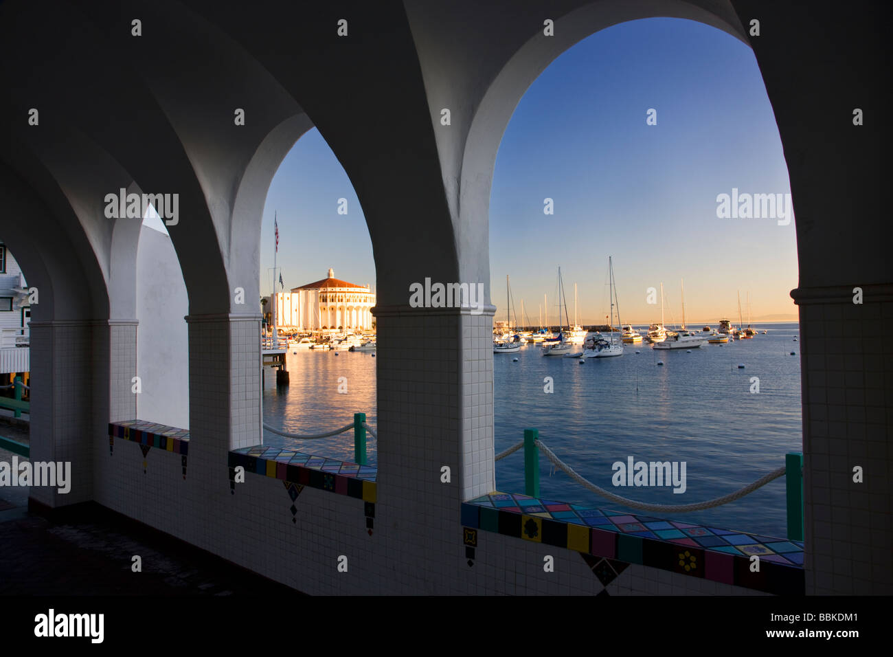 Gang mit der historischen Casino Gebäude Avalon Catalina Insel Kalifornien Stockfoto