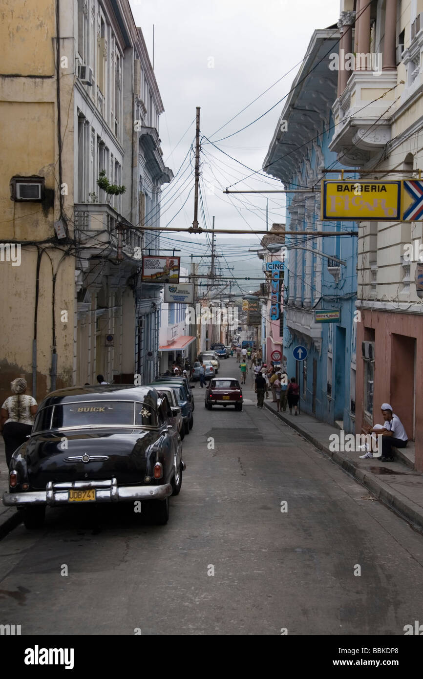 Seitenstraße mit 50er Jahre Autos Santiago De Cuba Stockfoto