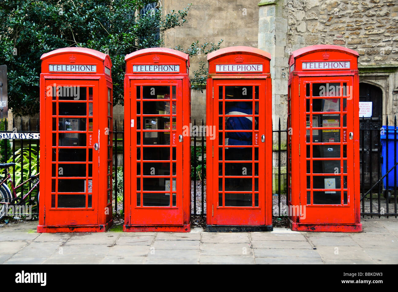 Rote Telefonzellen, Cambridge, England Stockfoto