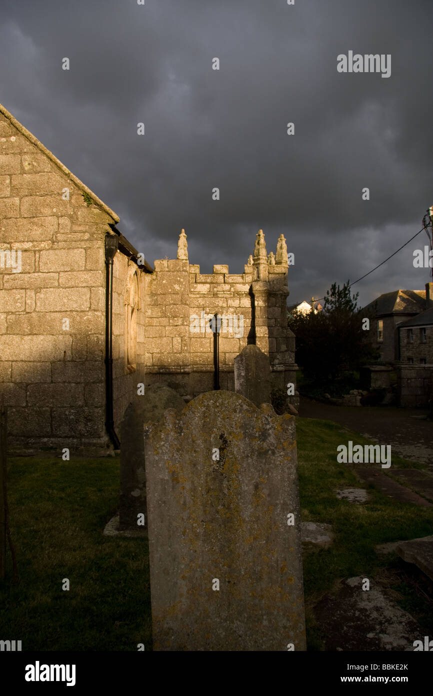 Bewölktem Himmel über St. Just in Penwith Pfarrkirche, Cornwall UK Stockfoto