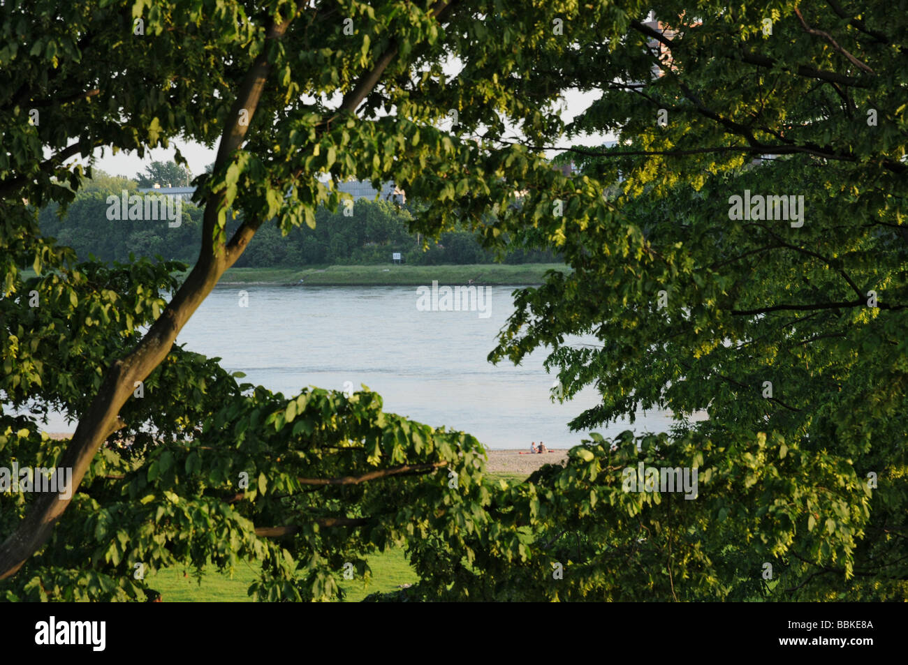 Zwei Menschen sitzen am Ufer des Rheins, Darsteller am Fluss Stockfoto