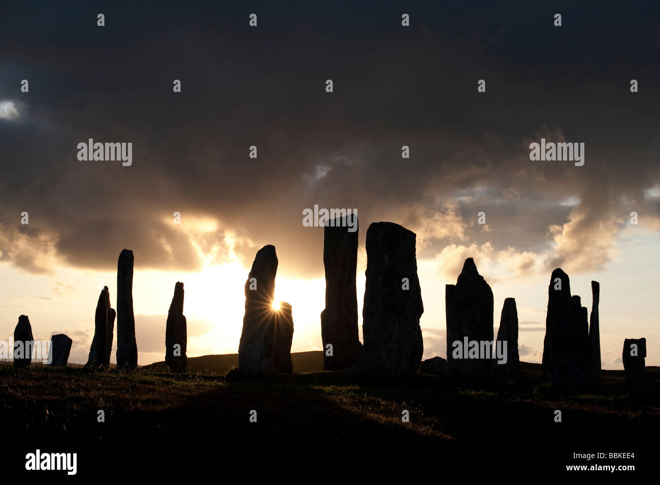Callanish standing stones, Isle of Lewis, Äußere Hebriden, Schottland stürmischen Sonnenuntergang Silhouette Stockfoto