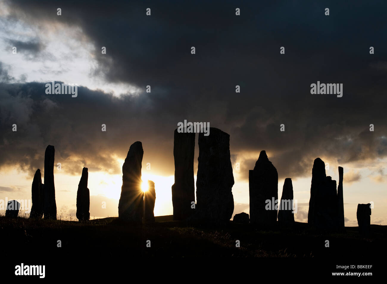 Callanish standing stones, Isle of Lewis, Äußere Hebriden, Schottland stürmischen Sonnenuntergang Silhouette Stockfoto