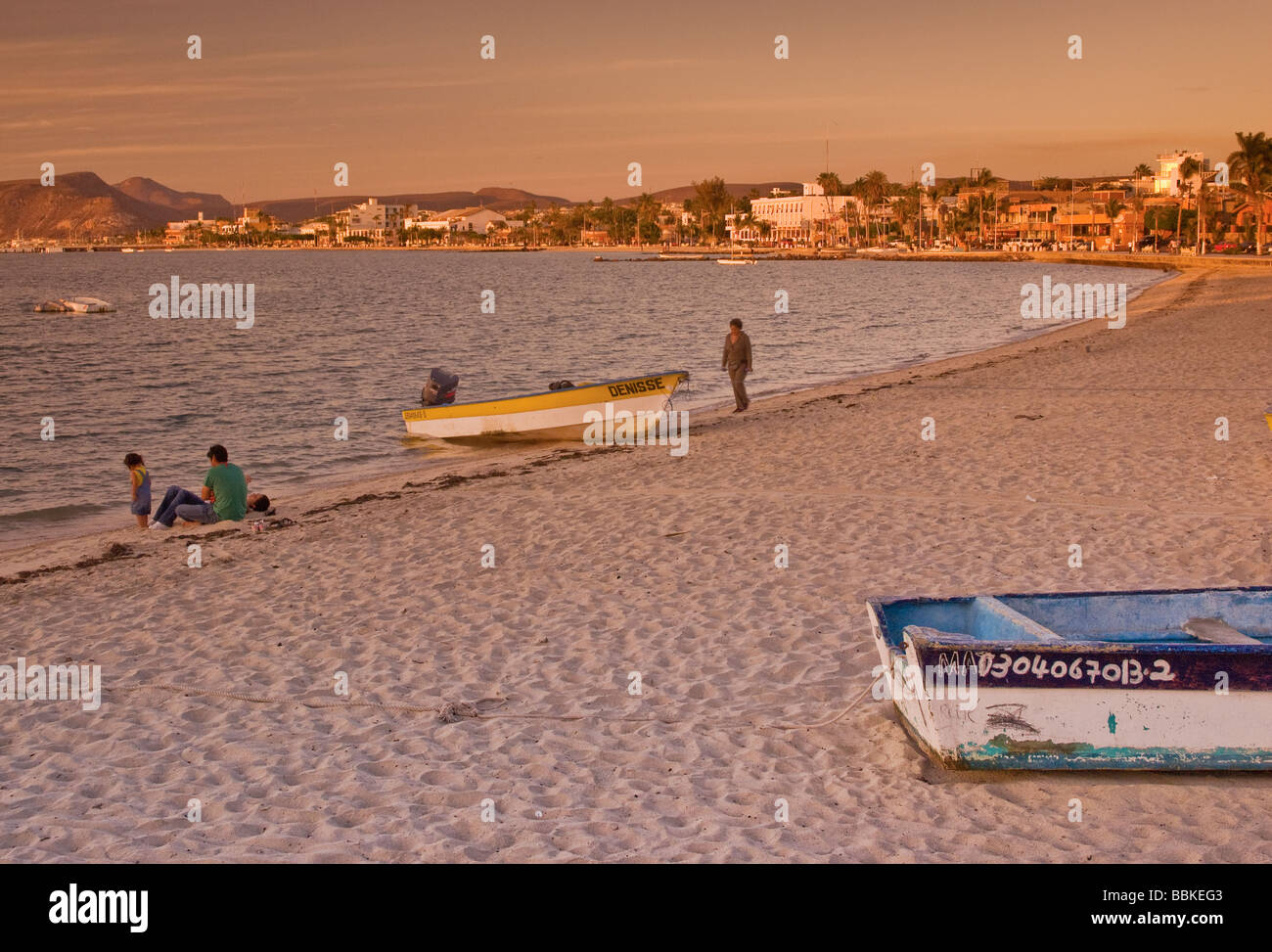 Menschen, Boote am Strand am Malecon, Sonnenuntergang in La Paz, Baja California Sur, Mexiko Stockfoto