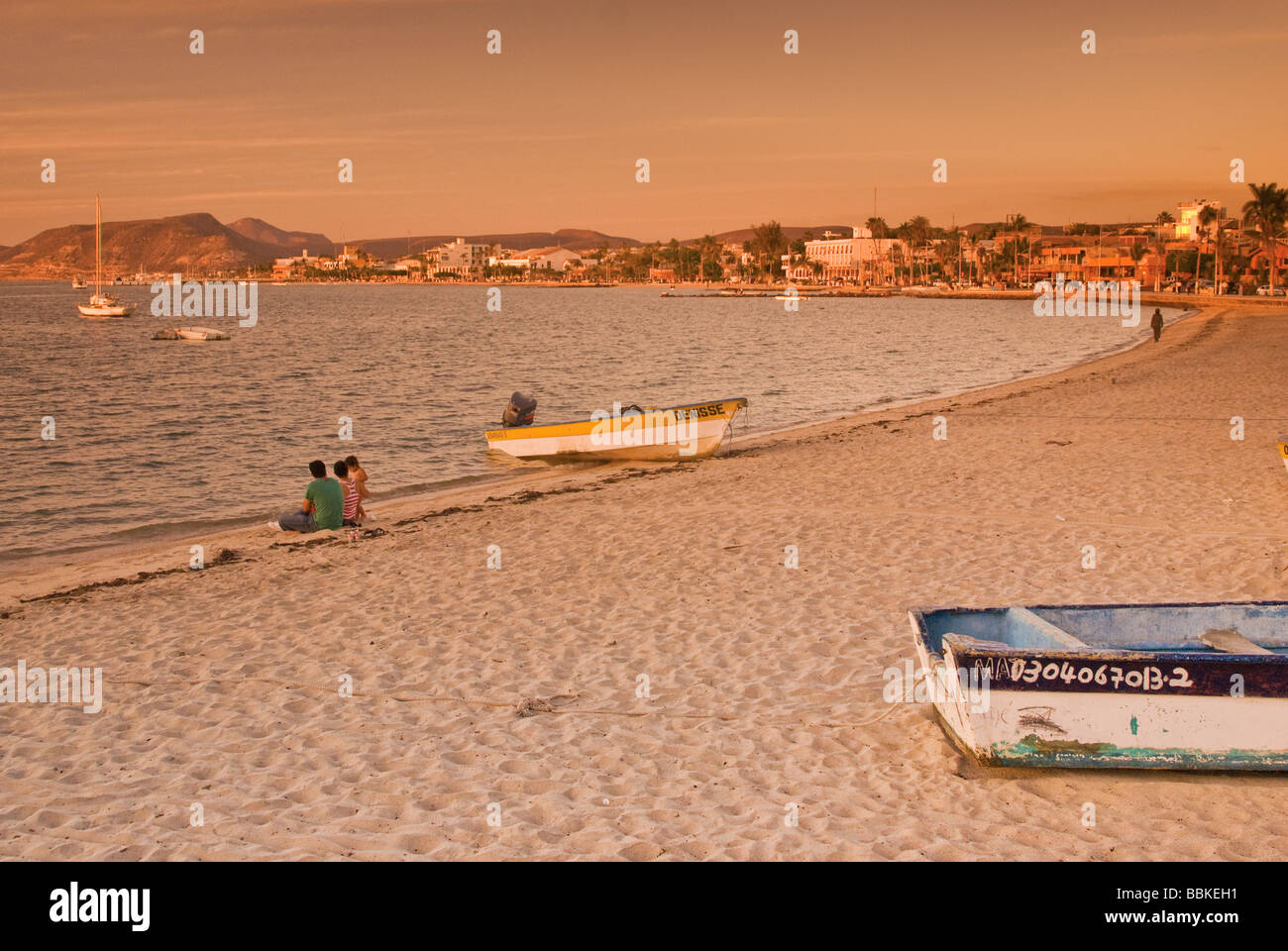 Menschen, Boote am Strand am Malecon, Sonnenuntergang in La Paz, Baja California Sur, Mexiko Stockfoto