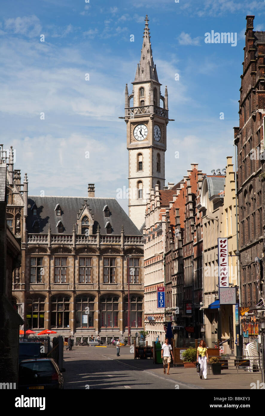Straße mit Geschäften und alten Gebäuden Gent Belgien Stockfoto