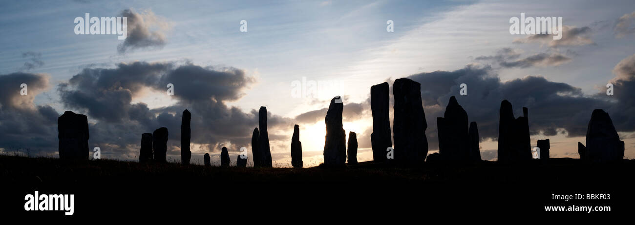 Callanish standing stones, Isle of Lewis, Äußere Hebriden, Schottland stürmischen Sonnenuntergang silhouette Panoramablick Stockfoto