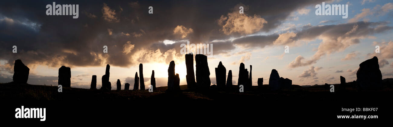 Callanish standing stones, Isle of Lewis, Äußere Hebriden, Schottland stürmischen Sonnenuntergang silhouette Panoramablick Stockfoto