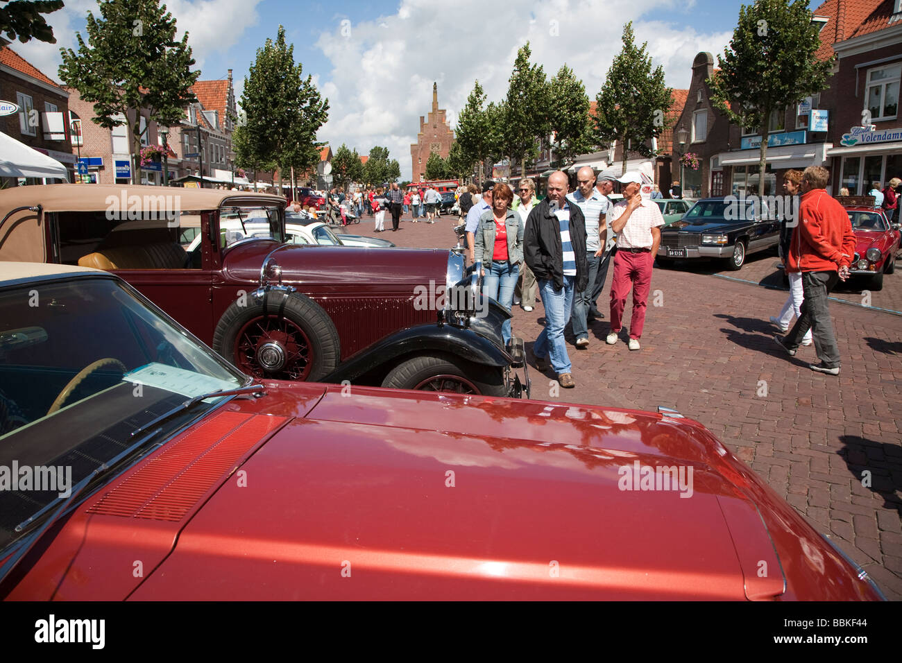 Menschen bei Oldtimer-Rallye in Straße Medemblik Niederlande Stockfoto