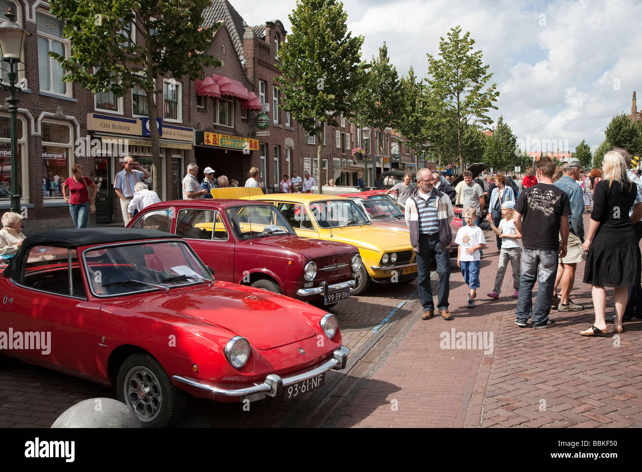 Menschen bei Oldtimer-Rallye in Straße Medemblik Niederlande Stockfoto