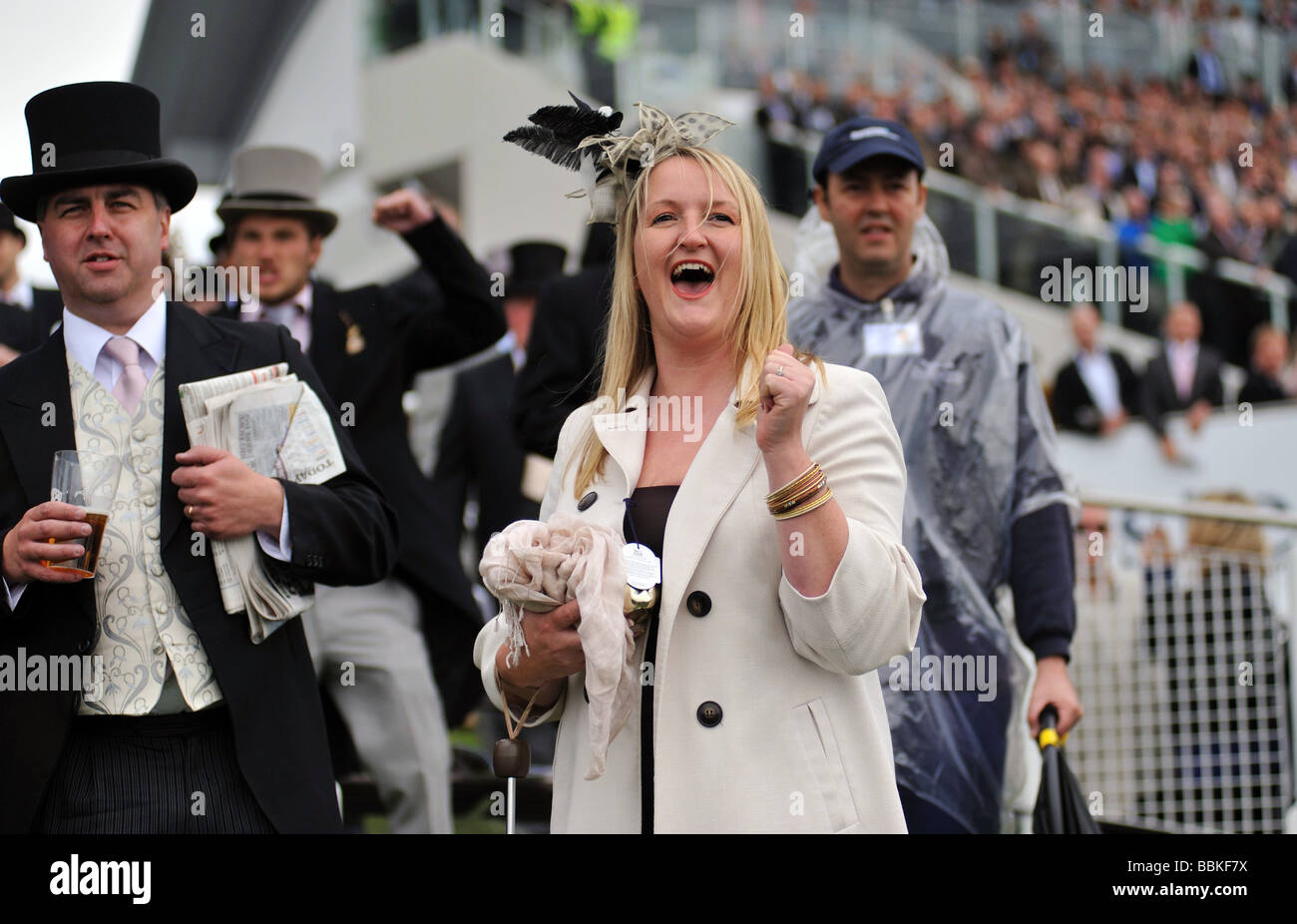 Eine Frau Rennen Goer Jubel auf ihrem siegreichen Pferd auf der Investec Epsom Derby 2009 Stockfoto