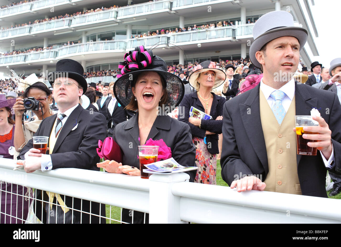 Eine gut gekleidete Frau Rennen Goer schreien Enthusiasticlly während der Derby Day Race Epsom Surrey UK Stockfoto