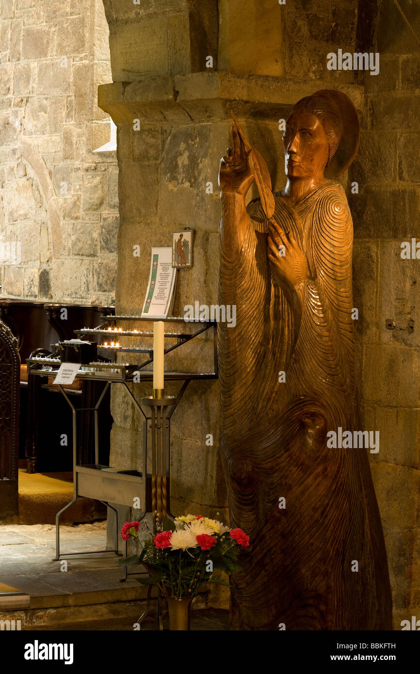 Geschnitzte Holzfigur des Venerable Bede in St. Pauls-Kirche in Jarrow, South Tyneside Stockfoto