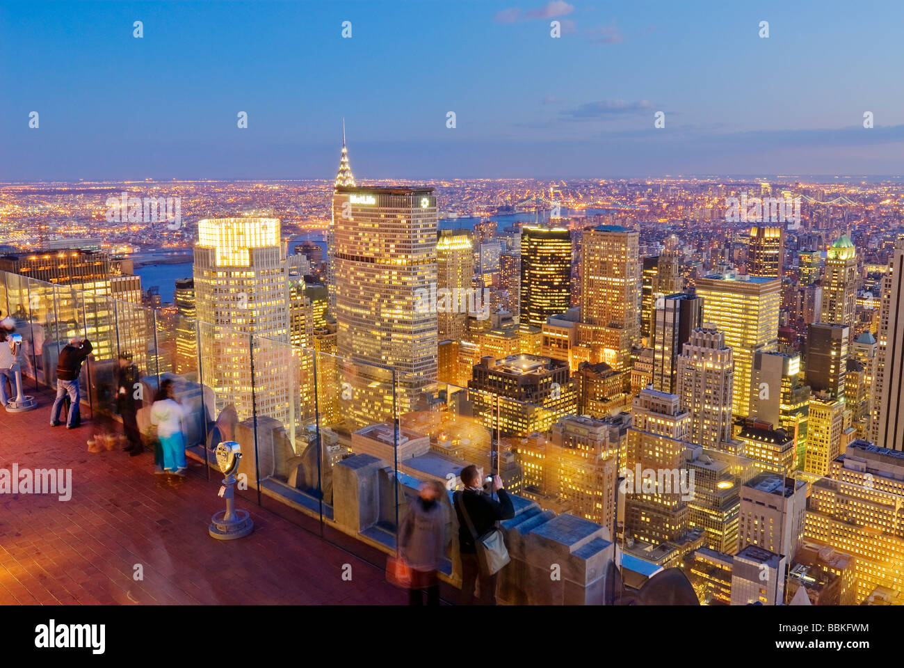 Blick auf Midtown Manhattan von oben von der Rock 30 Rockefeller Center in New York City. Stockfoto